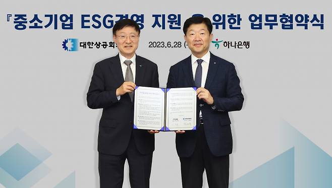 하나은행은 지난 28일 서울 중구 소재 대한상공회의소 본사에서 대한상공회의소와 중소기업 ESG 경영지원을 위한 업무 협약을 체결했다고 밝혔다. 이승열 하나은행장(왼쪽), 우태희 대한상공회의소 부회장이 협약식에 참석한 양사 관계자들과 기념촬영을 하고 있다./사진=하나은행