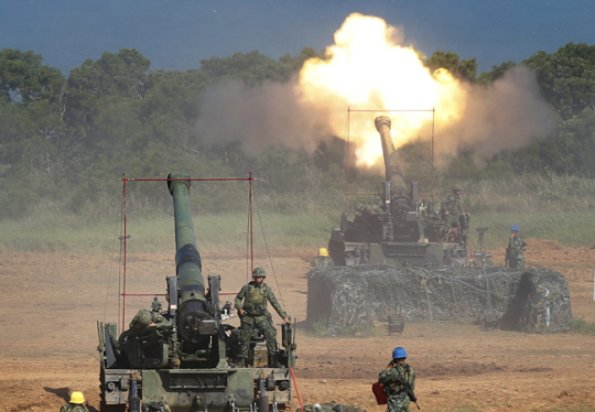 대만 군대가 군사훈련 중 곡사포를 발사하고 있는 모습. AP 뉴시스