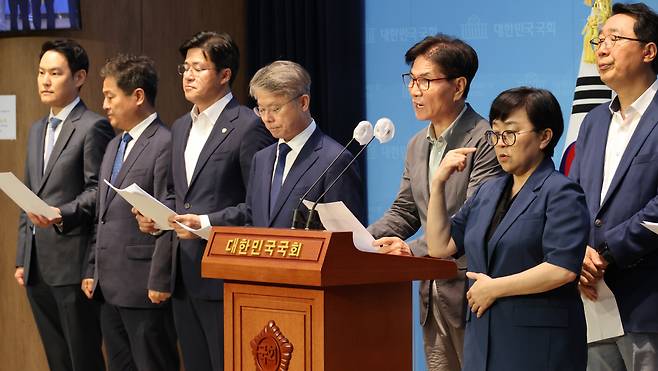 이용선 더불어민주당 의원 등 문재인 정부 청와대 출신 의원들이 29일 국회에서 윤석열 대통령의 '반국가세력' 발언 규탄 기자회견을 하고 있다.[연합]