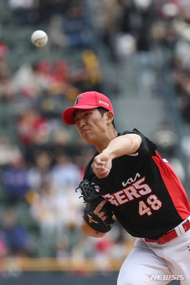 [서울=뉴시스] 고승민 기자 = 30일 서울 잠실야구장에서 열린 2023 KBO 리그 KIA 타이거즈 대 LG 트윈스 경기, 1회말 LG 공격 KIA 선발투수 이의리가 역투하고 있다. 2023.04.30.