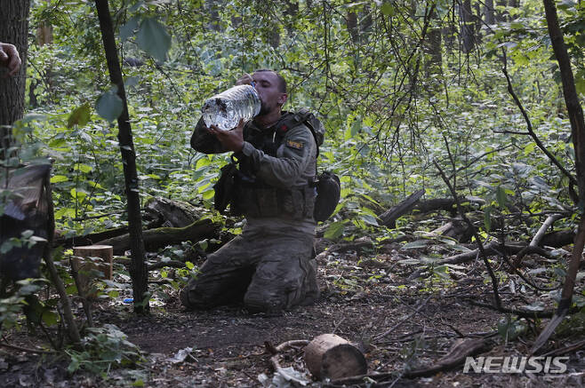 [크레민나=AP/뉴시스] 최근 러시아군이 우크라이나 동부에서 공세를 크게 강화했다. 사진은 지난 8일(현지시각) 루한스크주 크레민나 전선에서 물을 마시는 우크라이나 군인. 2023.06.29.