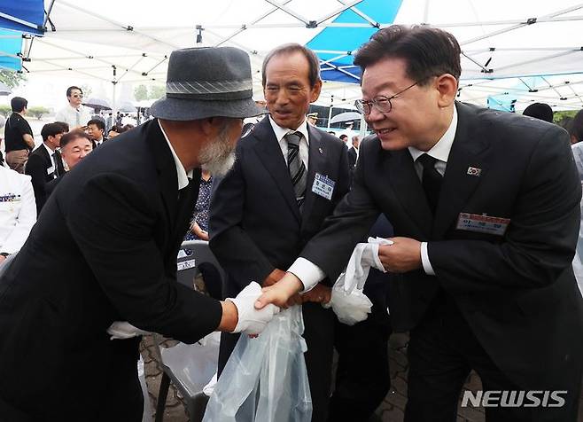 [평택=뉴시스] 김종택 기자 = 이재명 더불어민주당 대표가 29일 오전 경기 평택시 해군 2함대 사령부에서 열린 제2연평해전 승전 21주년 기념행사에 참석해 유족과 인사하고 있다. (공동취재사진) 2023.06.29. photo@newsis.com