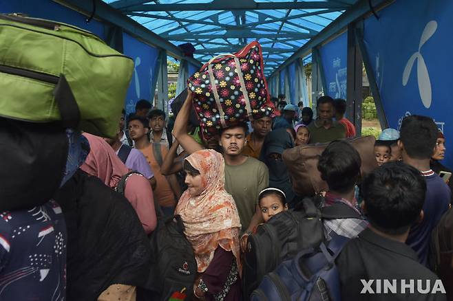 [다카=신화/뉴시스] 이슬람 최대 명절 중 하나인 '이드 알 아드하'(희생절)를 앞둔 27일(현지시각) 방글라데시 다카의 사다르가트 여객선 터미널에 사람들이 몰려들고 있다. 이드 알-아드하가 다가오면서 수많은 사람이 고향 집에서 일가친척과 함께 이 축제를 즐기기 위해 다카를 빠져나가고 있다. 2023.06.28.