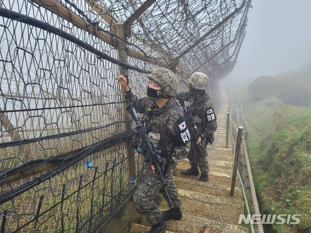 [인제=뉴시스] 한윤식 기자 = 민족 고유의 명절 추석인 1일 이른 아침 최전방 동부전선 장병들이 철책선을 따라 수색·정찰작전 등 철통경계를 펴고 있다. (사진=육군 12사단 제공) 20202.10.01.ysh@newsis.com