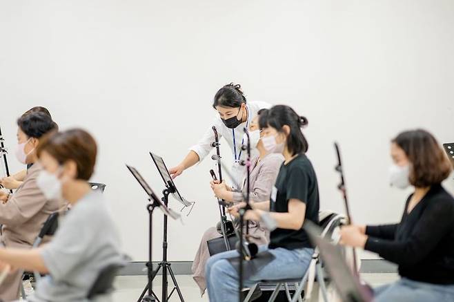 2022 전통예술아카데미. 해금 배우는 수강생들. (사진=국립극장 제공) photo@newsis.com *재판매 및 DB 금지