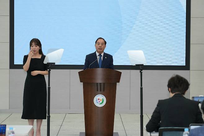 기자회견 중인 하윤수 교육감. 부산시교육청 제공