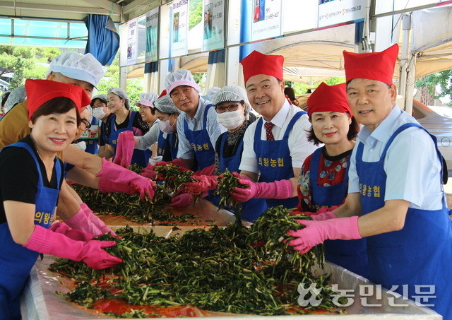 김성제 의왕시장(오른쪽서 세번째)과 이응천 의왕농협 조합장(맨 오른쪽), 김원석 NH농협 의왕시지부장(오른쪽서 다섯번째) 등이 여름 김치를 담고 있다.