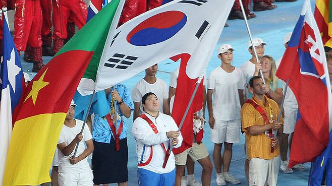 베이징올림픽 주경기장에서 열린 폐막행사에서 기수로 입장한 역도 금메달 리스트 장미란 (사진=연합뉴스)