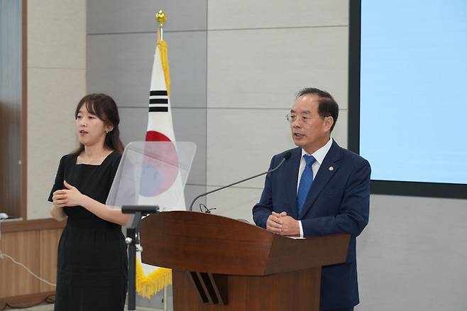 하윤수 부산교육감이 취임 1주년을 맞아 기자회견을 열고, 교육부에서 추진하는 공교육 활성화 방안에 대한 계획을 발표하고 있다. 부산시교육청 제공 