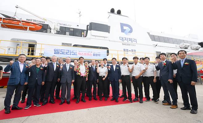 박용덕 대저건설 회장과 이철우 경북도지사, 남한권 울릉군수, 김형오 전 국회의장, 한민구 전 국방부장관 등 내빈들이 29일 경북 포항여객선터미널에서 대저페리 '엘도라도 익스프레스호' 출항식에서 파이팅을 외치고 있다.  