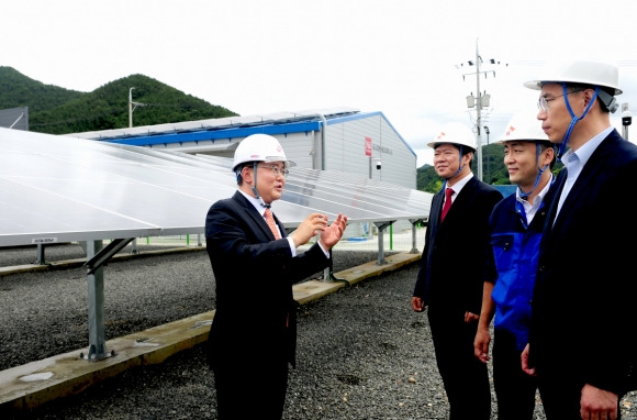 박경일(왼쪽 첫 번째) SK에코플랜트 사장이 29일 경남 창원시 동전일반산업단지에 위치한 경남창원그린에너지센터 태양광 발전설비 앞에서 재생에너지 직접 전력공급계약(PPA)을 체결한 창원 소재 중소·중견기업 대표들에게 국내 최초 1대 N 방식 직접 전력거래계약(PPA)을 통한 RE100(재생에너지 100% 사용) 이행 지원 솔루션을 소개하고 있다. SK에코플랜트 제공