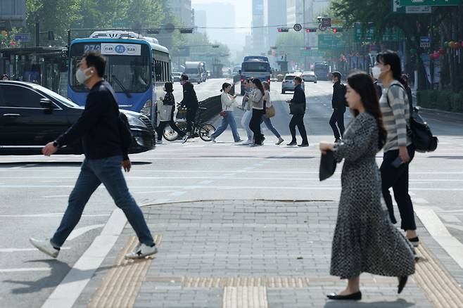 서울 종로구 광화문네거리에서 직장인들이 출근하고 있다. ⓒ연합뉴스