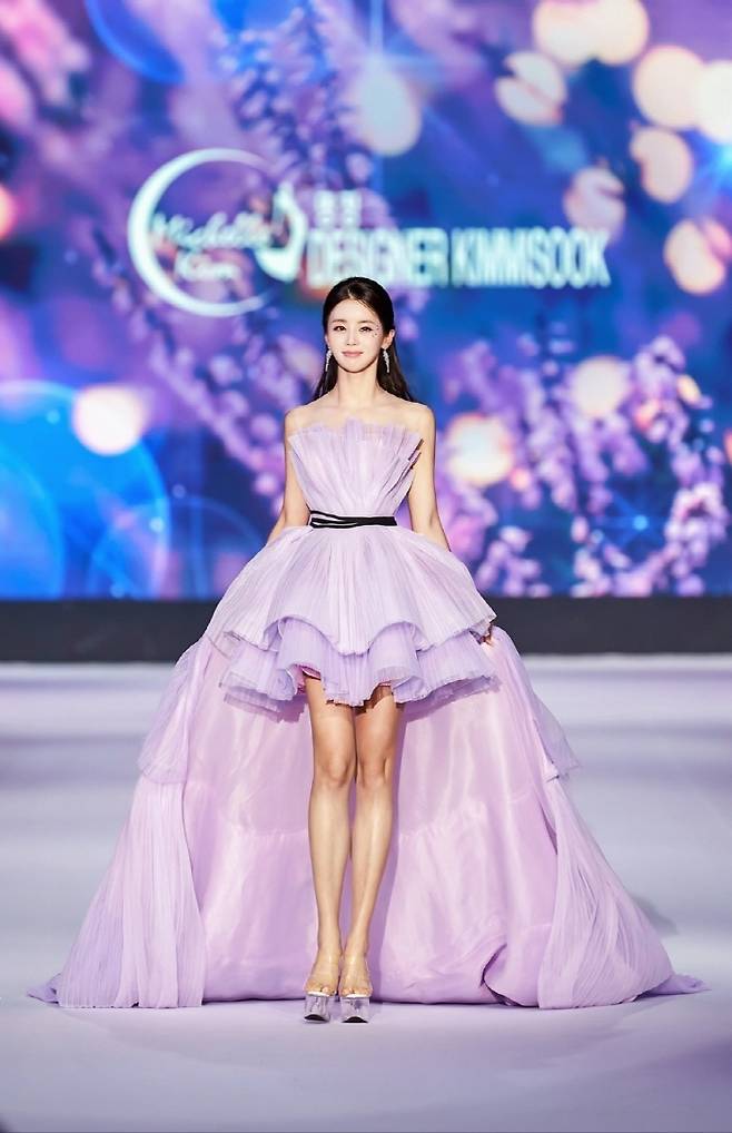 배우 이가령이 26일 서울 그랜드 워커힐 서울 비스타홀에서 열린 한국 해비타트의 ‘2023 여성들의 집짓기 패션쇼&바자’ 행사에 참석해 웨딩드레스 패션을 선보이고 있다. 사진 쇼스튜디오