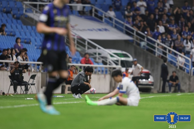 아쉬워하는 김병수 수원삼성 감독(가운데). /사진=대한축구협회 제공