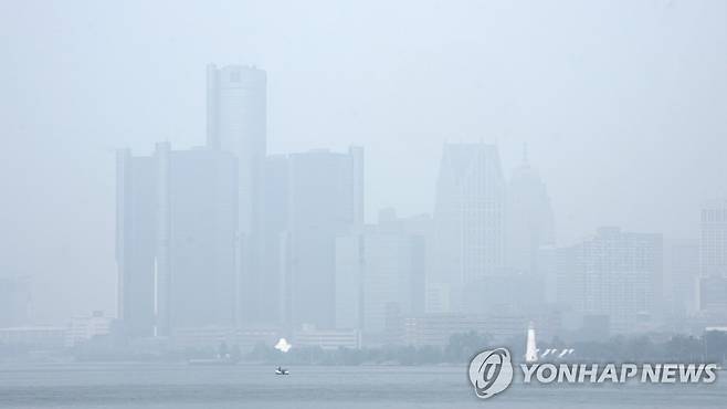 캐나다 산불 미세먼지로 뿌옇게 변한 미국 디트로이트 전경 [AP=연합뉴스]