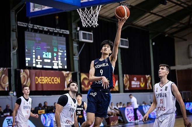 세르비아와 경기에서 골밑 득점을 노리는 이유진(9번) [FIBA 제공. 재판매 및 DB 금지]