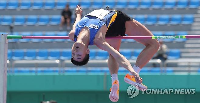 우상혁 '부상극복 점프' [연합뉴스 자료사진]