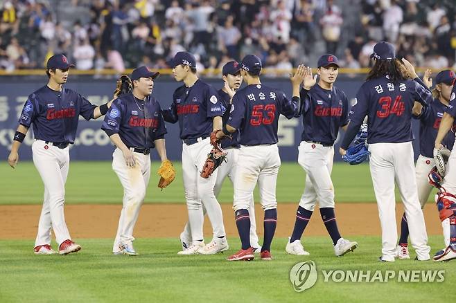 롯데 2-1로 LG에 역전승 (서울=연합뉴스) 신현우 기자 = 23일 서울 잠실야구장에서 열린 2023 프로야구 롯데 자이언츠와 LG 트윈스의 경기에서 2대1로 승리한 롯데 선수들이 기뻐하고 있다. 2023.6.23 nowwego@yna.co.kr