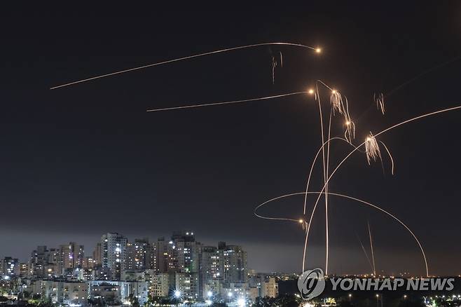 가자지구에서 날아온 로켓을 격추하는 이스라엘 '아이언돔' [AP 연합뉴스]