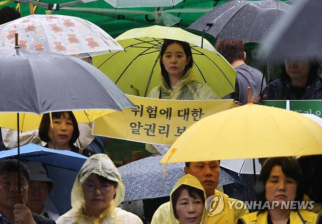 생명안전버스 선포식 기자회견 (서울=연합뉴스) 최재구 기자 = 29일 서울 양재시민의 숲 삼풍참사위령탑 앞에서 생명안전버스 선포식 기자회견이 열리고 있다. 4·16재단과 4·16세월호참사가족협의회는 국내 재난참사 현장을 찾아가 재난 피해자들의 목소리를 전달하는 '생명안전버스'를 운영한다고 밝혔다.  2023.6.29 jjaeck9@yna.co.kr