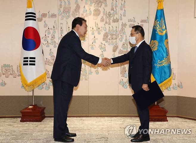 윤석열 대통령, 김규현 국정원장에 임명장 수여 (서울=연합뉴스) 서명곤 기자 = 윤석열 대통령이 지난해 5월 27일 오전 용산 대통령실 청사에서 김규현 국가정보원장에게 임명장을 수여한 뒤 악수하고 있다. 2022.5.27 seephoto@yna.co.kr