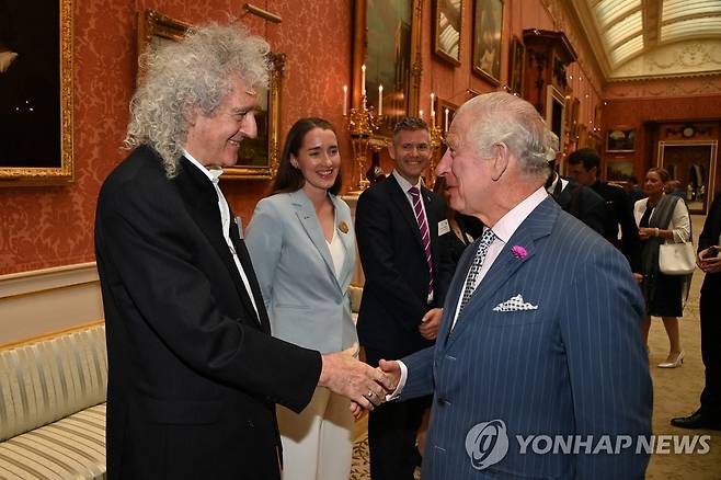 버킹엄궁 행사에서 퀸 기타리스트 브라이언 메이 만나는 찰스 3세 국왕 [로이터 연합뉴스 자료사진. 재판매 및 DB 금지]