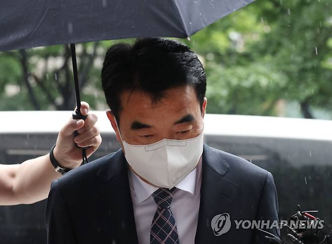 영장심사받는 '빗썸 주가조작 연루' 초록뱀그룹 회장 (서울=연합뉴스) 이지은 기자 = 가상화폐거래소 빗썸 주가조작 사건에 연루됐다는 의혹을 받는 원영식 초록뱀그룹 회장이 29일 오전 서울 양천구 서울남부지법에서 열린 영장실질심사에 출석하기 위해 법정으로 향하고 있다. 2023.6.29 jieunlee@yna.co.kr