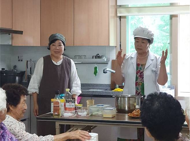 13년 전 귀촌한 마을 주민인 김옥순 씨는 요리연구가로 활동했던 경력을 발휘해 프로그램 강사로 참여했다