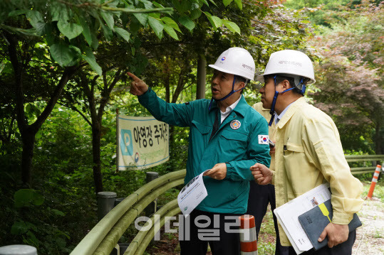 남성현 산림청장이 30일 오후 전북 무주군 국립덕유산자연휴양림을 찾아 집중호우 대비 시설물 안전 점검과 대처상황을 점검 하고 있다. (사진=산림청 제공)