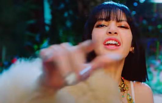 블랙핑크 멤버 리사가 투스젬을 하고 나와 시선을 끌었다 ㅣ출처: 블랙핑크 'How You Like That' MV 캡처