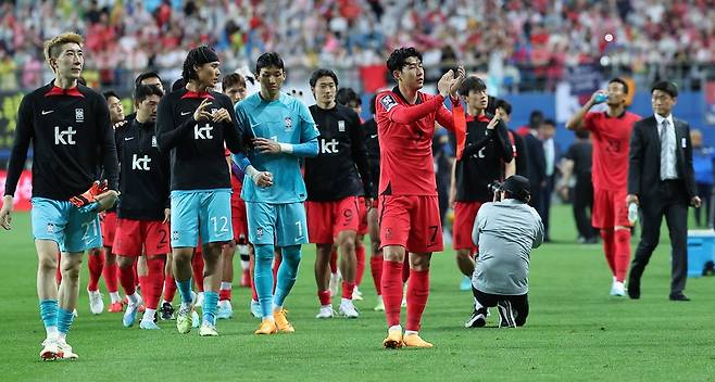 지난 20일 대전월드컵경기장에서 열린 축구대표팀 한국과 엘살바도르의 평가전에서 손흥민과 선수들이 관중에게 인사하고 있다. (대전=연합뉴스) 