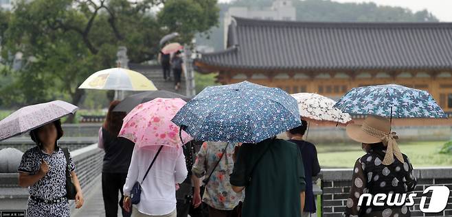 전북 전주시 덕진공원에서 우산을 쓴 시민들이 발걸음을 옮기고 있다. 2022.7.13/뉴스1 ⓒ News1 유경석 기자