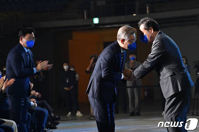 이재명 더불어민주당 대통령 후보가 2021년 11월 2일 오후 서울 송파구 올림픽공원 체조경기장에서 열린 제20대 대통령선거 선거대책위원회 출범식에서 지지연설을 한 이낙연 상임고문과 인사하고 있다. 왼쪽은 송영길 당대표.  ⓒ News1 DB