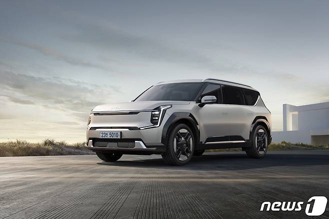 기아가 ‘The Kia EV9(더 기아 이 브이 나인, 이하 EV9)’ 기본모델을 19일 출시하고 순차적으로 고객에게 인도한다고 18일 밝혔다. EV9은 전기차 전용 플랫폼 E-GMP에 기반한 두 번째 모델이다. 기아의 전동화 대전환을 이끄는 새로운 플래그십이자 전에 없던 새로운 영역을 개척해 나가는 가장 혁신적인 국내 최초 3열 대형 전동화 SUV다. (현대차·기아 커뮤니케이션센터 제공) 2023.6.18/뉴스1