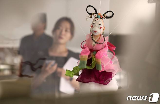 21일 서울 서초구 예술의전당 한가람디자인미술관에서 열린 예술의전당 전관 개관 30주년 기념 특별전 '백희나 그림책展' 프레스투어에서 관계자들이 전시장을 둘러보고 있다. '백희나 그림책展'은 오는 22일부터 10월 8일까지 진행된다. 2023.6.21/뉴스1 ⓒ News1 김성진 기자