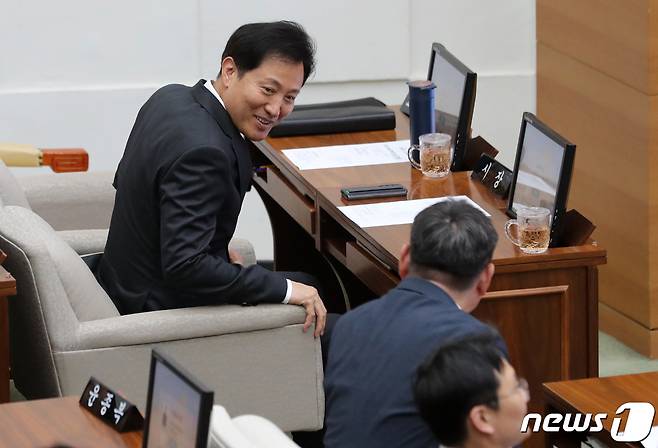 오세훈 서울시장이 28일 서울 중구 서울시의회에서 열린 제319회 정례회 제6차 본회의에 출석해 시의원들과 인사하고 있다. 2023.6.28/뉴스1 ⓒ News1 김성진 기자