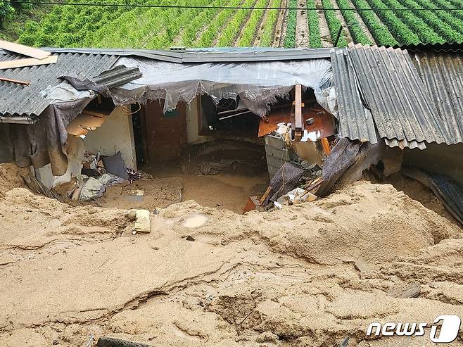 30일 폭우로 인한 산사태로 매몰된 경북 영주시 상망동의 한 주택이 폐허로 변해 있다. 이날 오전 4시 30분쯤 발생한 산사태로 토사가 주택을 덮치면서 집 안에 있던 14개월 된 영아가 심정지 상태로 구조돼 병원으로 이송됐으나 끝내 숨졌다.2023.6.30/뉴스1 ⓒ News1 이성덕 기자