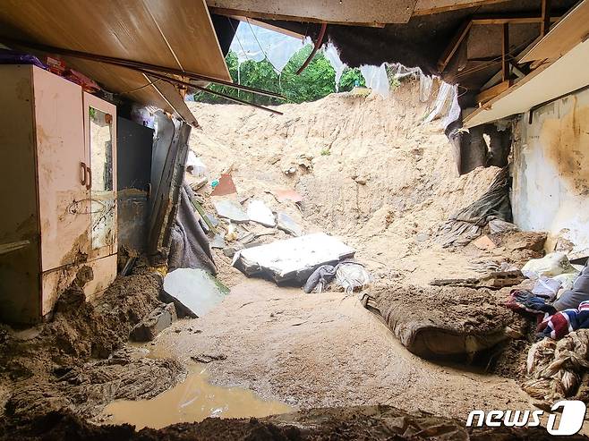 30일 폭우로 인한 산사태로 매몰된 경북 영주시 상망동의 한 주택이 폐허로 변해 있다. 이날 오전 4시 30분쯤 발생한 산사태로 토사가 주택을 덮치면서 집 안에 있던 14개월 된 영아가 심정지 상태로 구조돼 병원으로 이송됐으나 끝내 숨졌다.2023.6.30/뉴스1 ⓒ News1 이성덕 기자