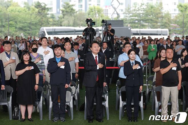 윤석열 대통령이 30일 오전 경기 고양시 어울림누리 별무리경기장에서 열린 ‘대곡-소사 복선전철 개통 기념식’에 참석해 국기에 대한 경례를 하고 있다. (대통령실 제공) 2023.6.30/뉴스1 ⓒ News1 안은나 기자