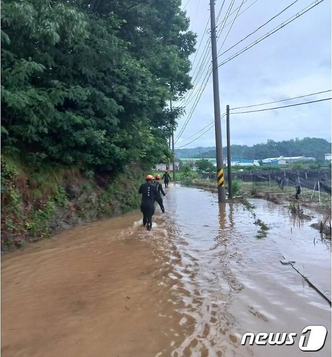 경북 북부 내륙에 폭우가 쏟아져 피해가 속출한 가운데 지난 29일 영주시 조암동의 길이 물에 잠겨 있다. (경북소방본부 제공) 2023.6.30/뉴스1 ⓒ News1 남승렬 기자