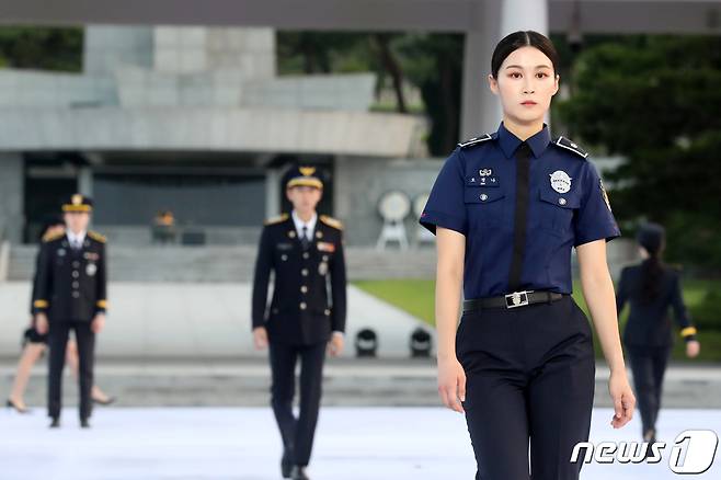 30일 오후 서울 동작구 국립서울현충원 겨레얼마당에서 열린 '제복-한복 패션쇼 자락을 펴다'에서 모델들이 제복을 입고 런웨이를 걷고 있다. 2023.6.30/뉴스1 ⓒ News1 이승배 기자