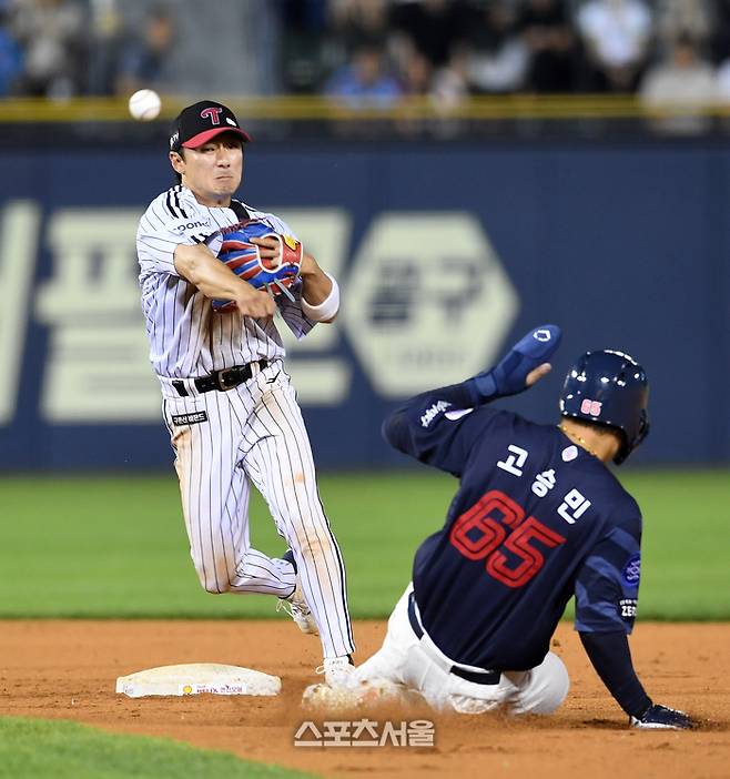 LG 2루수 신민재(왼쪽)가 30일 잠실구장에서 열린 2023 KBO리그 롯데와 경기 8회초 무사 1루 롯데 안권수의 병살타 때 1루 주자 고승민을 포스 아웃한 뒤 1루로 송구하고 있다.  2023. 5. 30.  잠실 | 박진업기자 upandup@sportsseoul.com