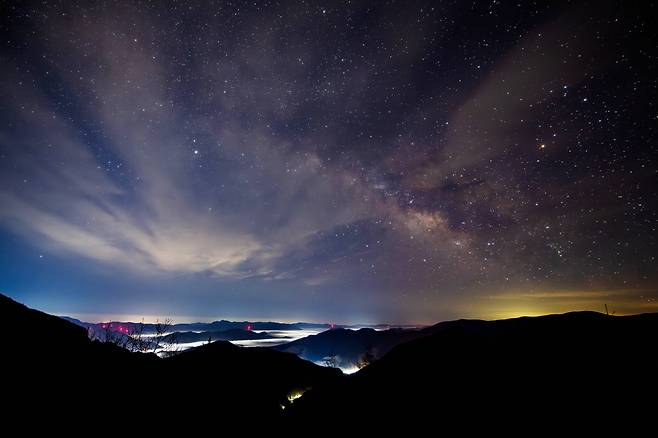 태백의 밤은 낮보다 아름답다. 여름은 태백 여행의 백미로 꼽히는 은하수를 보기 가장 좋은 계절이다. 함백산에서 볼 수 있는 은하수 풍경. 사진제공=태백시청