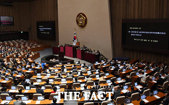 30일 오후 서울 여의도 국회에서 열린 제407회 국회(임시회) 제7차 본회의에서 '노란봉투법' 부의의 건이 상정되고 있다. /국회=남용희 기자