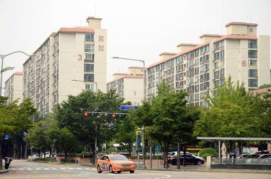 재건축을 추진하고 있는 여의도 광장아파트 전경.