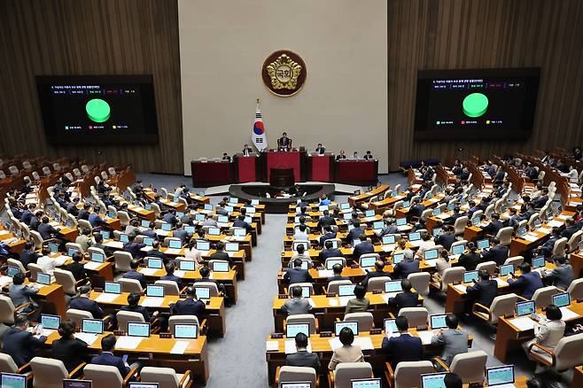 30일 오후 국회 본회의에서 가상자산 이용자 보호 등에 관한 법률안이 통과되고 있다. /연합뉴스