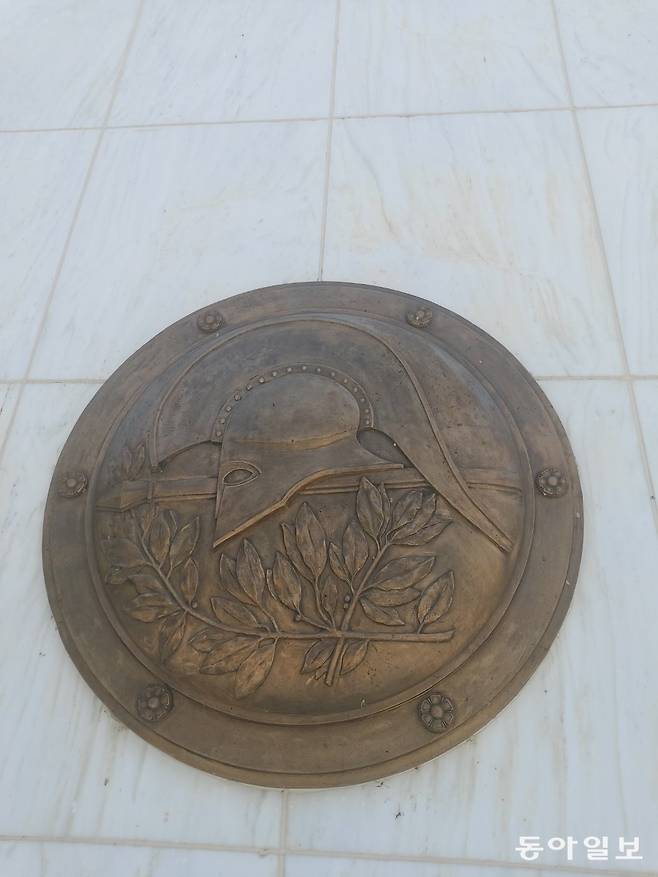 그리스군 참전 기념비 앞 동판에 새겨진 월계수와 투구. 여주=구자룡 기자