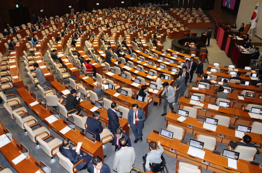 30일 국회 본회의에서 국민의힘 의원들이 '노란봉투법'(노동조합 및 노동관계조정법 개정안) 부의 여부 토론 중 퇴장하고 있다.  연합뉴스