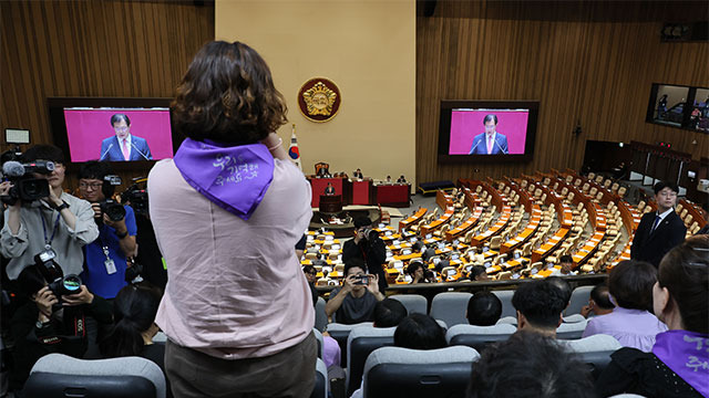 10.29참사 특별법 패스트트랙 지정동의의 건 찬반 토론 지켜보는 유가족들