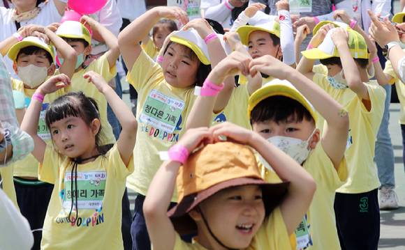 30일 보건복지부가 공개한 개정안에 따르면 내달 1일부터 아파서 어린이집에 못 갈 경우 처방전이나 약값 영수증으로도 출석 인정을 받을 수 있다. 사진은 지난달 24일 부산 남구 부산환경공단 남부사업소에서 어린이들이 율동을 배우고 있는 모습.  [사진=뉴시스]